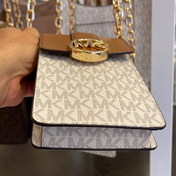 Michael Kors Carmen Small Logo Smartphone Crossbody Bag
Vanilla - Picture 5 of 16